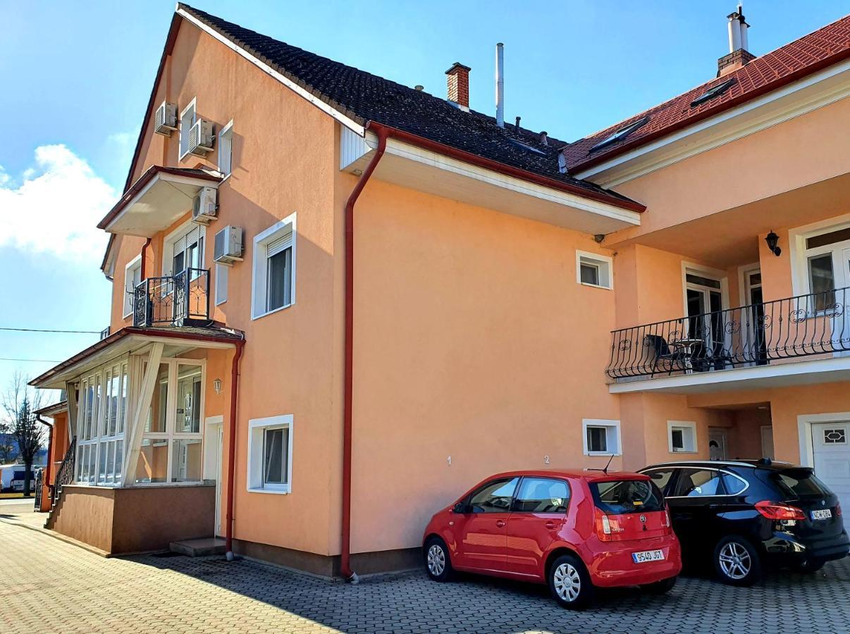Hotel Éva Panzió à Sárvár Extérieur photo