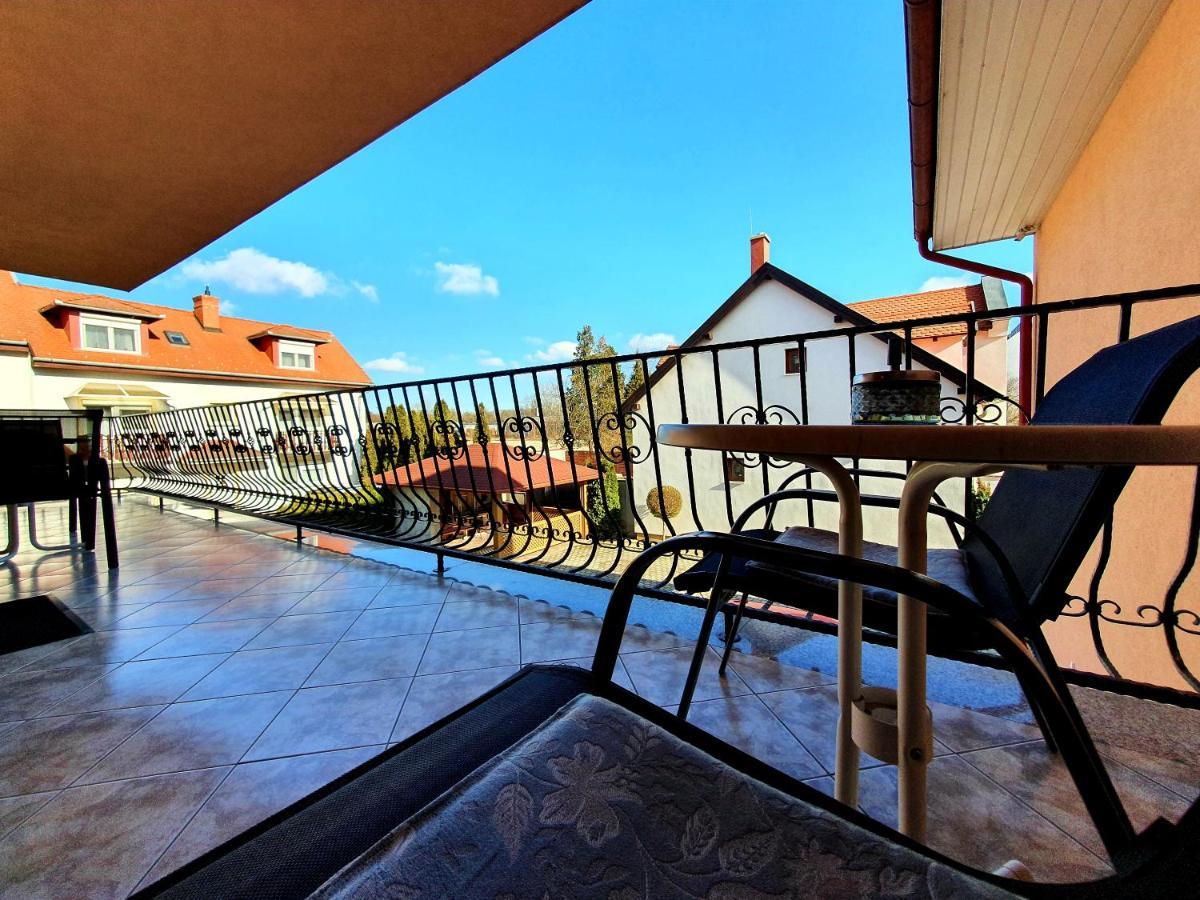Hotel Éva Panzió à Sárvár Extérieur photo