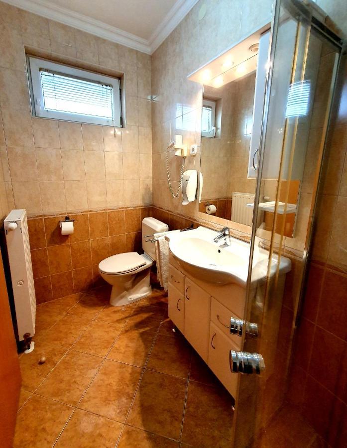 Hotel Éva Panzió à Sárvár Extérieur photo