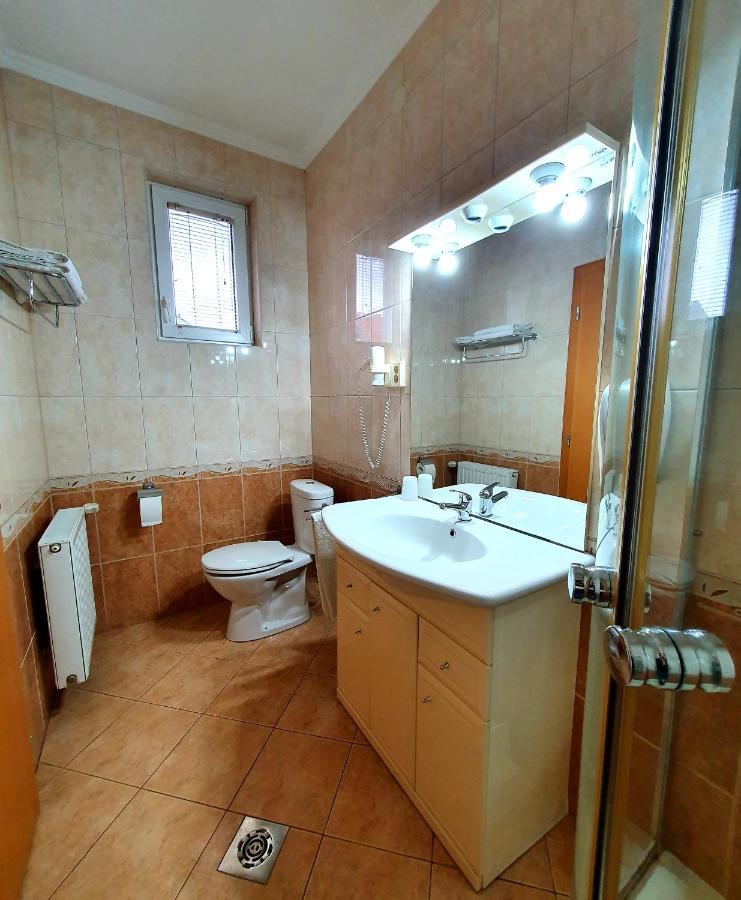 Hotel Éva Panzió à Sárvár Extérieur photo