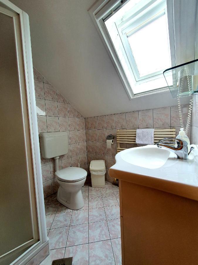 Hotel Éva Panzió à Sárvár Extérieur photo