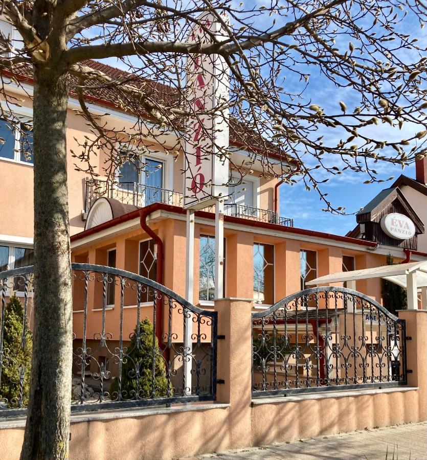 Hotel Éva Panzió à Sárvár Extérieur photo