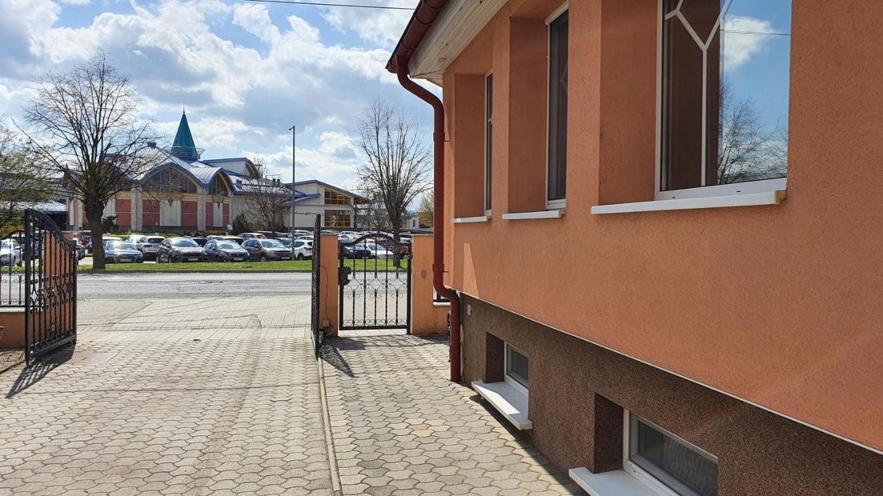 Hotel Éva Panzió à Sárvár Extérieur photo