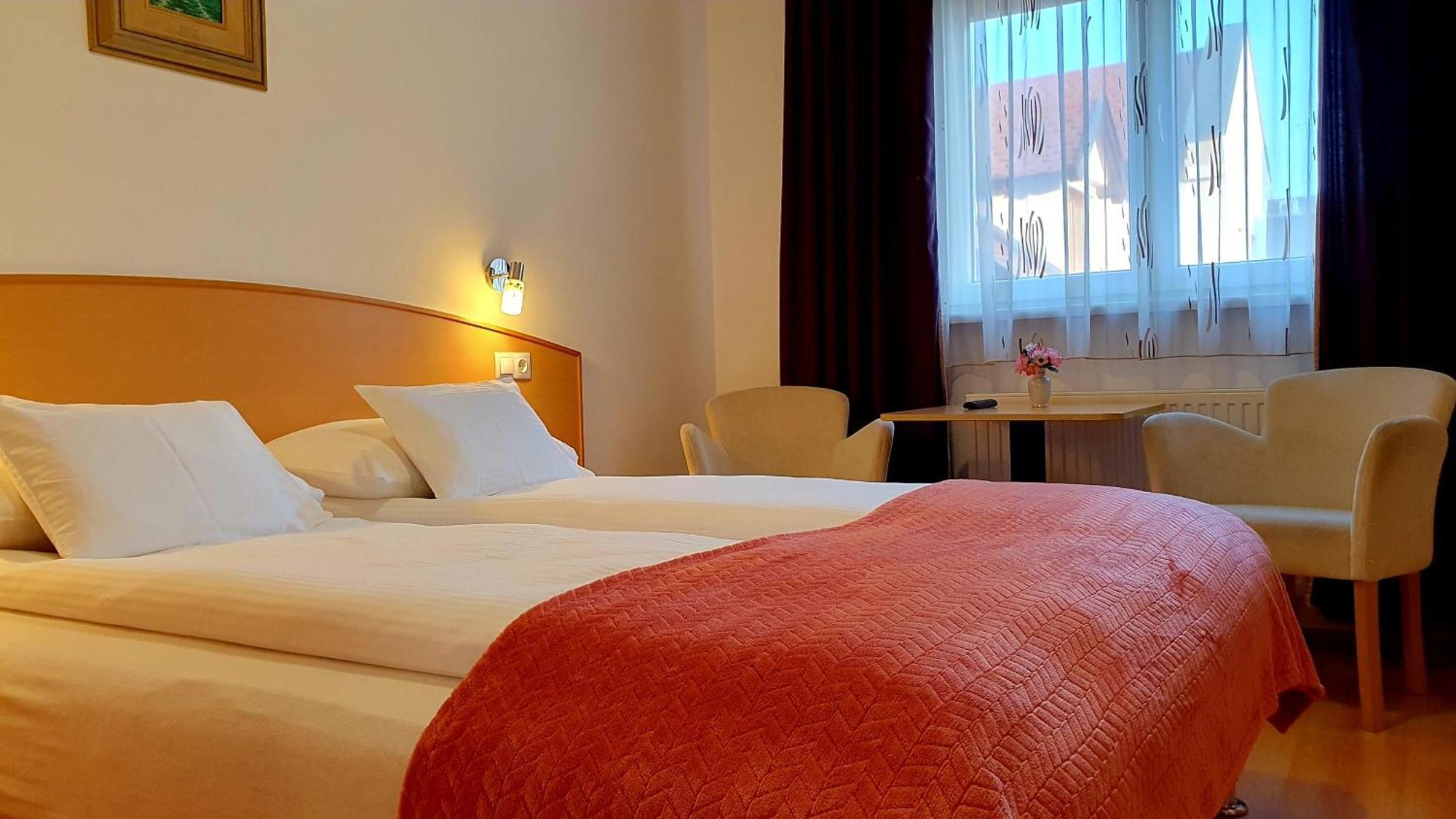 Hotel Éva Panzió à Sárvár Extérieur photo