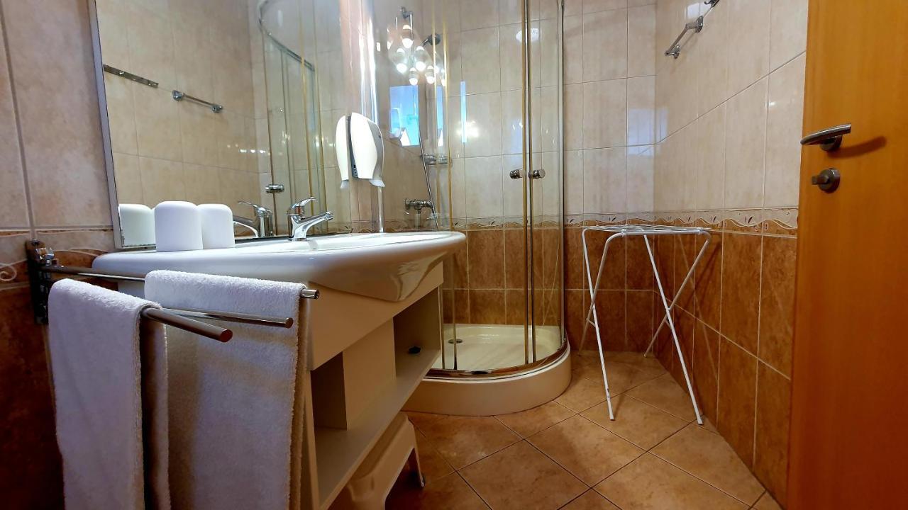 Hotel Éva Panzió à Sárvár Extérieur photo