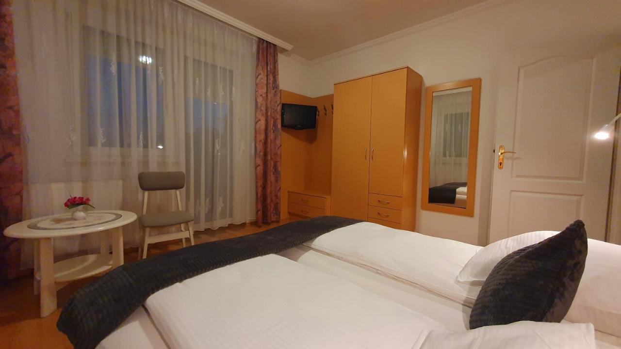 Hotel Éva Panzió à Sárvár Extérieur photo