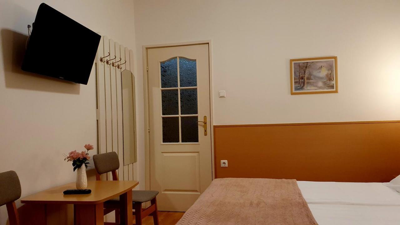 Hotel Éva Panzió à Sárvár Extérieur photo