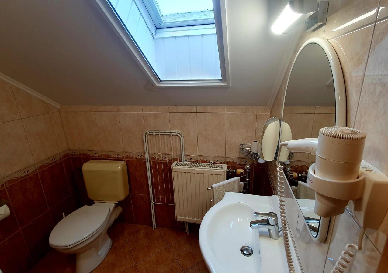 Hotel Éva Panzió à Sárvár Extérieur photo