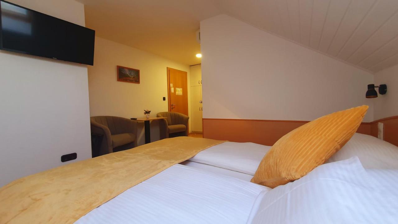 Hotel Éva Panzió à Sárvár Extérieur photo