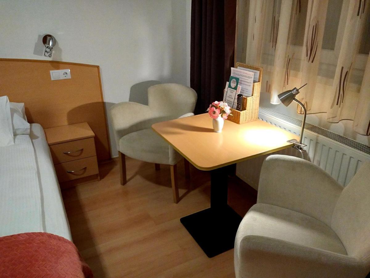 Hotel Éva Panzió à Sárvár Extérieur photo