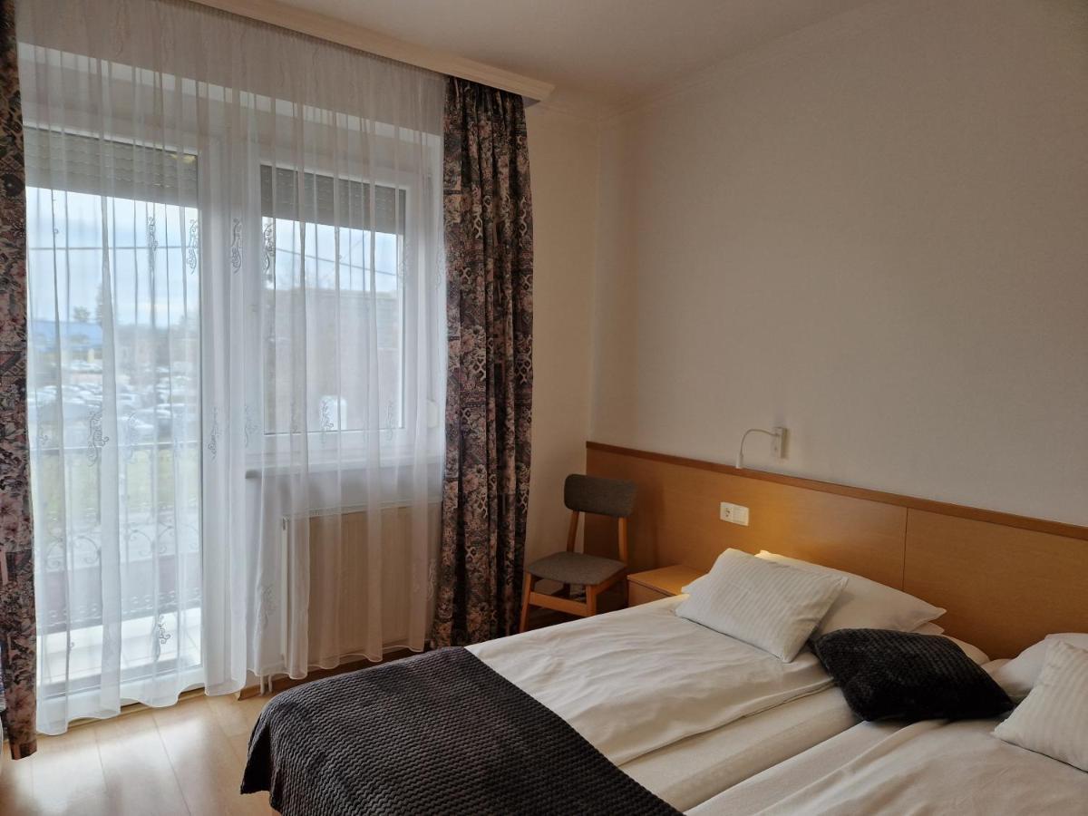 Hotel Éva Panzió à Sárvár Extérieur photo