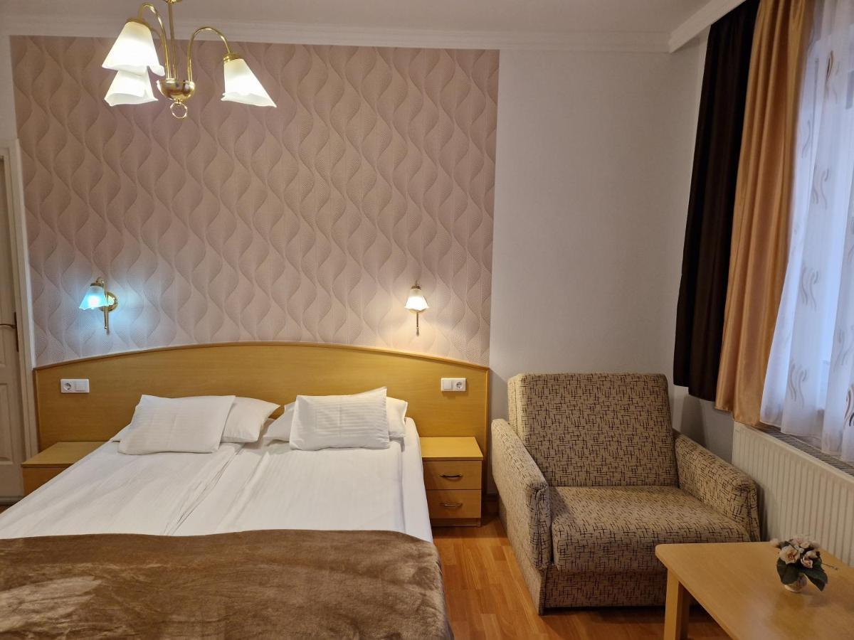 Hotel Éva Panzió à Sárvár Extérieur photo