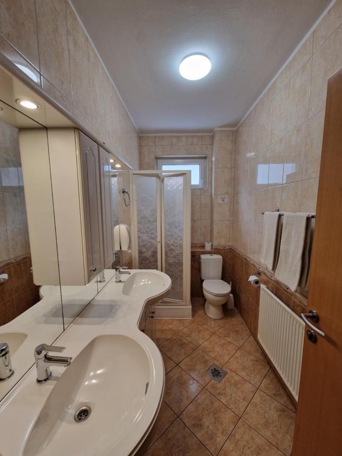 Hotel Éva Panzió à Sárvár Extérieur photo