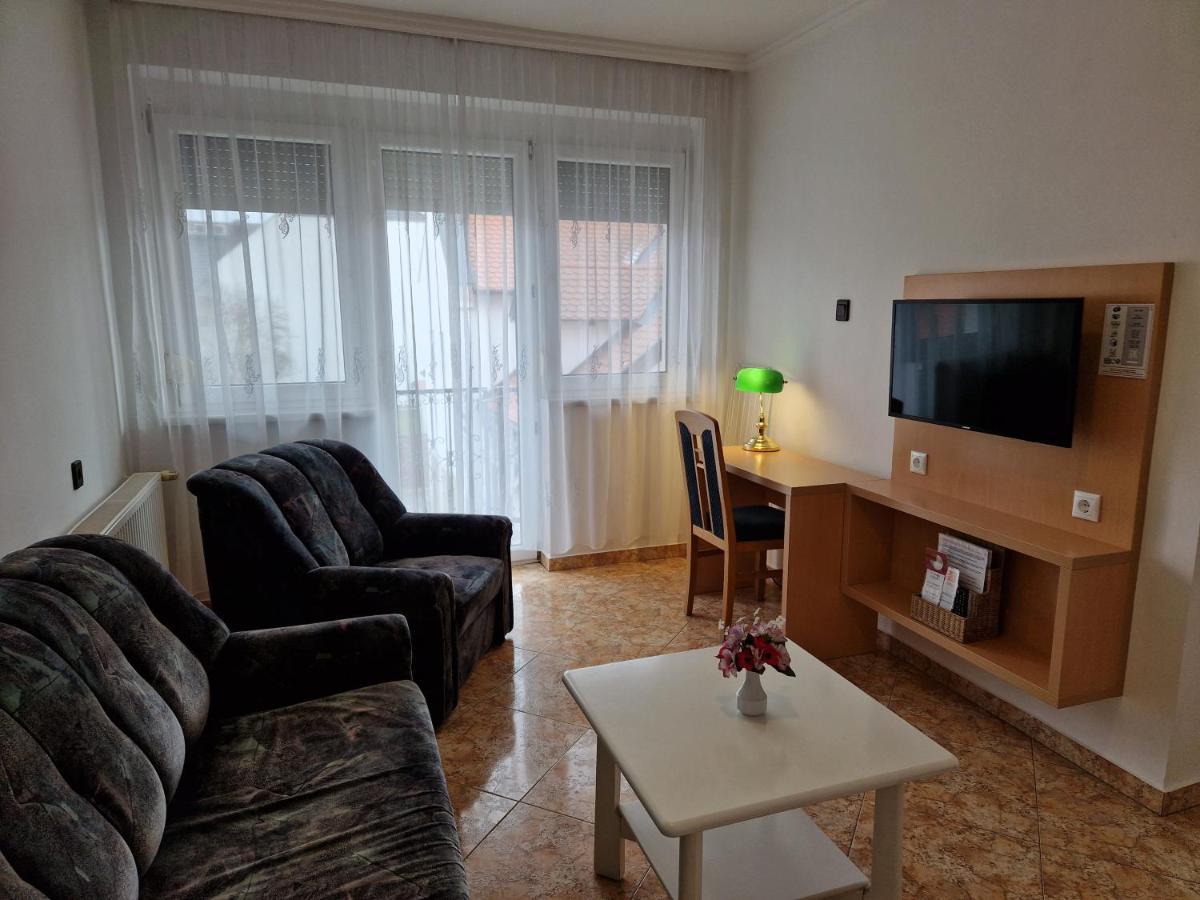 Hotel Éva Panzió à Sárvár Extérieur photo