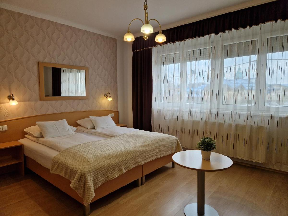Hotel Éva Panzió à Sárvár Extérieur photo