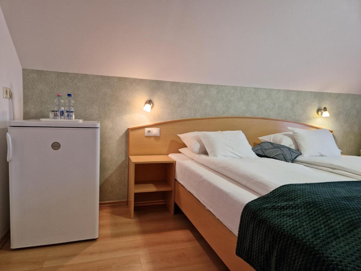 Hotel Éva Panzió à Sárvár Extérieur photo