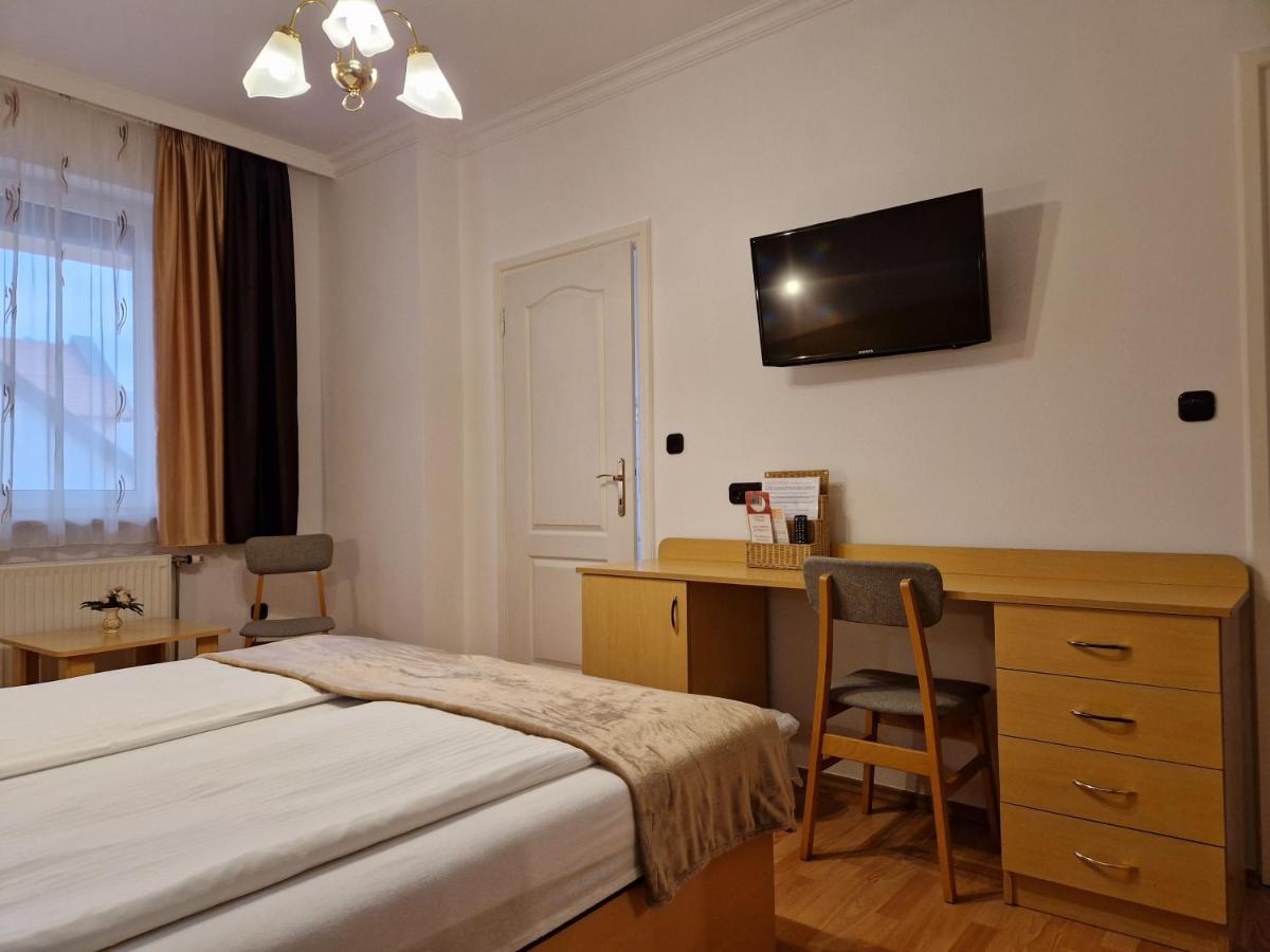 Hotel Éva Panzió à Sárvár Extérieur photo