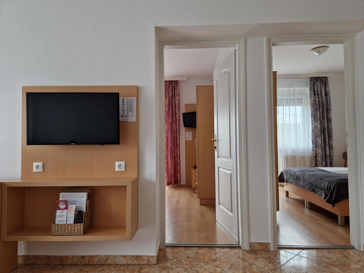 Hotel Éva Panzió à Sárvár Extérieur photo
