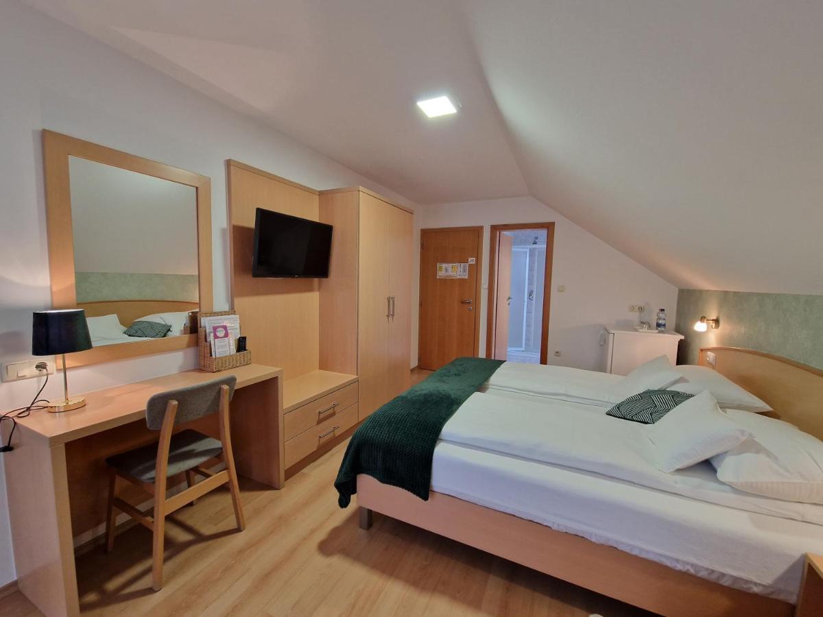 Hotel Éva Panzió à Sárvár Extérieur photo