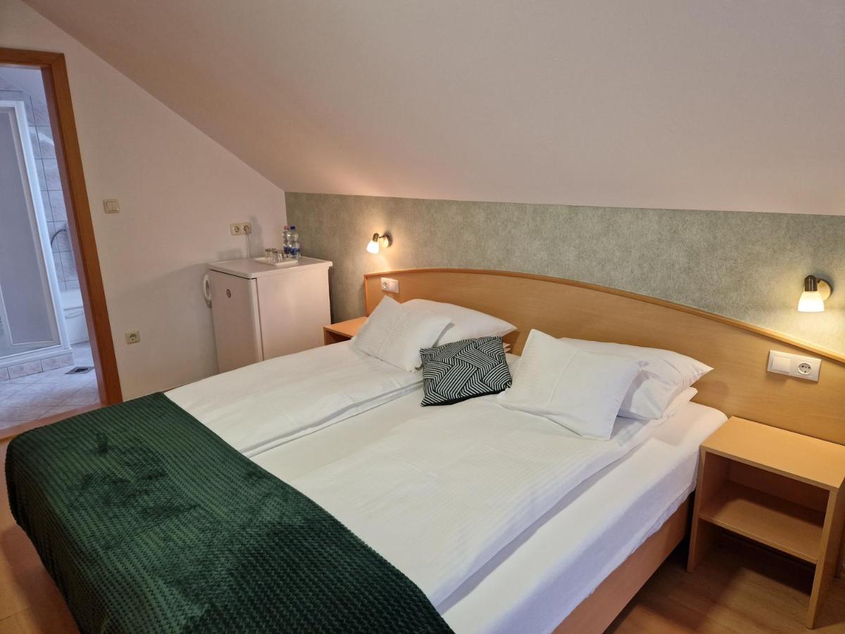 Hotel Éva Panzió à Sárvár Extérieur photo