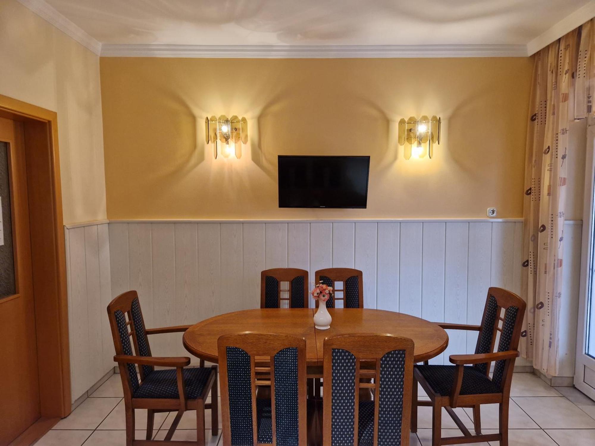 Hotel Éva Panzió à Sárvár Extérieur photo